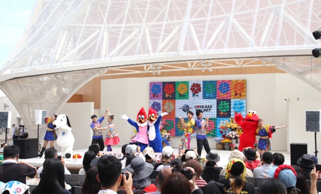 Elmo, Snoopy, and Woody Woodpecker perform at the “Thanks Love Month Special Stage in Osaka Healthcare Pavilion,” delighting visitors with dance and heartfelt gratitude at Expo 2025.